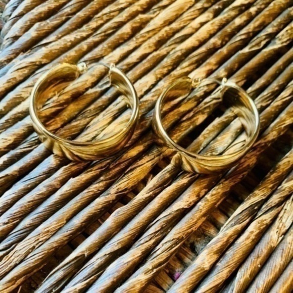 ✨✨Chunky Gold Tone Hoops ✨✨ - Picture 7 of 9